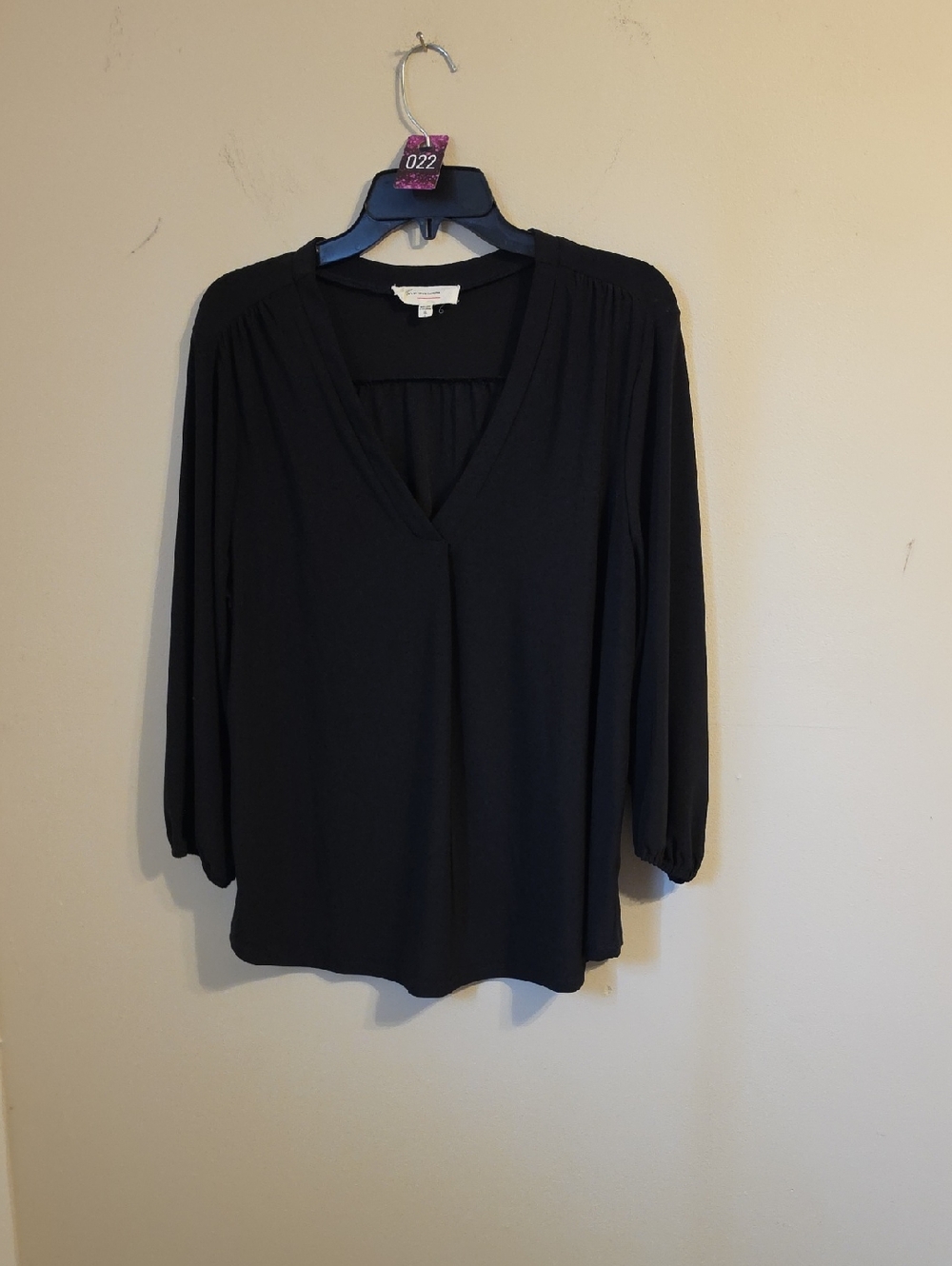 Two By Vince Camuto Black V Neck Blouse. In EUC